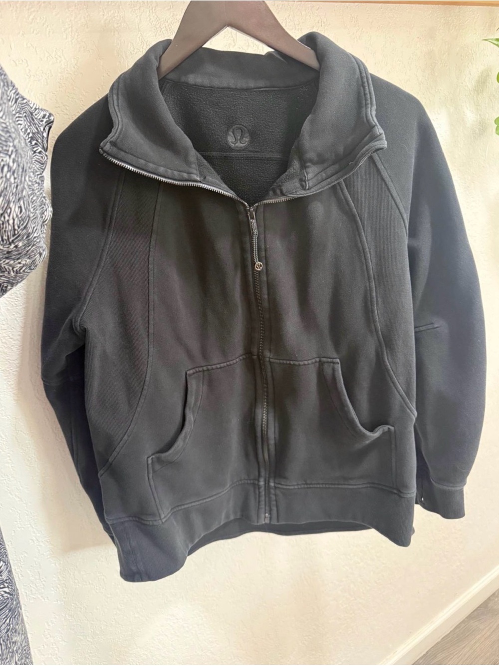 Women’s M/L Lululemon Scuba Oversized
Funnel-Neck Full Zip